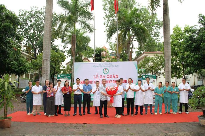 Chủ tịch UBND xã Mỹ Đức Nguyễn Quang Đường tặng hoa chúc mừng, động viên các y, bác sĩ tại Bệnh viện Đa khoa Mỹ Đức tại Lễ ra quân khám sức khỏe định kỳ cho người dân. Ảnh: Biên Phạm
