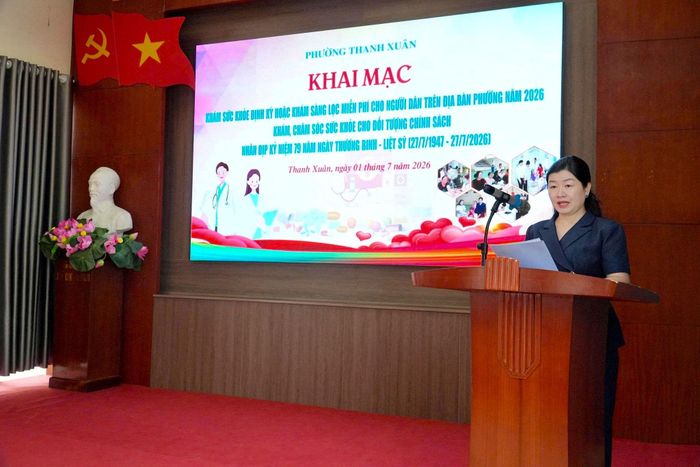 Phó Chủ tịch UBND phường Thanh Xuân Vương Thị Vân Khánh phát biểu khai mạc chương trình khám sức khỏe miễn phí cho người dân. Ảnh: Tùng Lâm