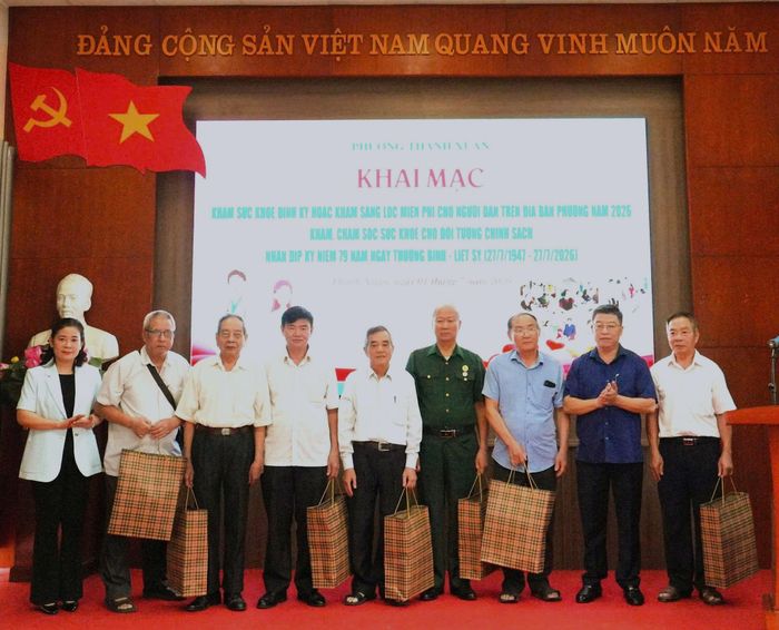 Lãnh đạo phường Thanh Xuân tặng quà người có công tại chương trình khám, chăm sóc sức khỏe đối tượng chính sách. Ảnh: Tùng Lâm