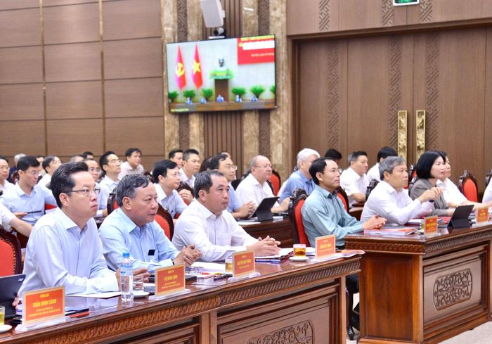 Bí thư Thành ủy Hà Nội Trần Đức Thắng cùng các đồng chí lãnh đạo thành phố Hà Nội dự tại điểm cầu Thành ủy Hà Nội. Ảnh: Viết Thành