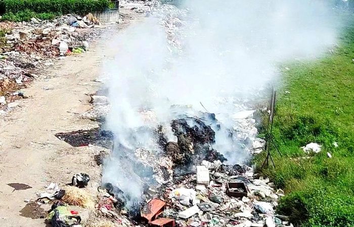 Đốt rác thải sinh hoạt tại xã Tây Phương. Ảnh: Đức Duy