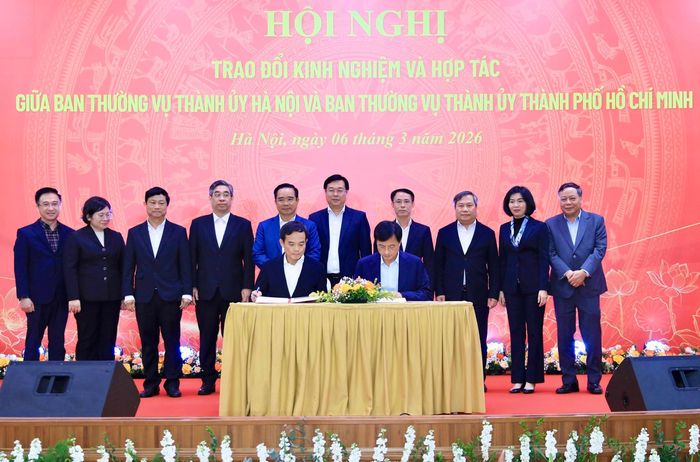 Tháng 3-2026, Bí thư Thành ủy Hà Nội Nguyễn Duy Ngọc (nay là Trưởng ban Tổ chức Trung ương) và Bí thư Thành ủy thành phố Hồ Chí Minh Trần Lưu Quang ký kết Biên bản ghi nhớ hợp tác giai đoạn 2026-2030. Ảnh: Quang Thái