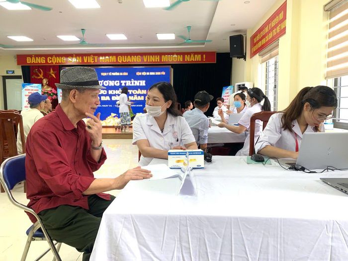 Cán bộ y tế thăm khám cho người dân tại lễ ra mắt mô hình chăm sóc sức khỏe cho toàn dân (Ba Đình 365). Ảnh: Ngọc Đức