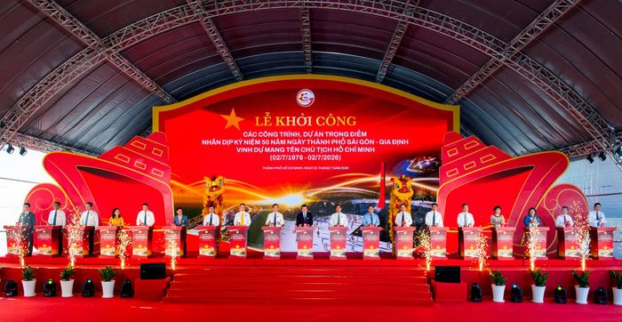 Các đại biểu thực hiện nghi lễ khởi công. Ảnh: PV