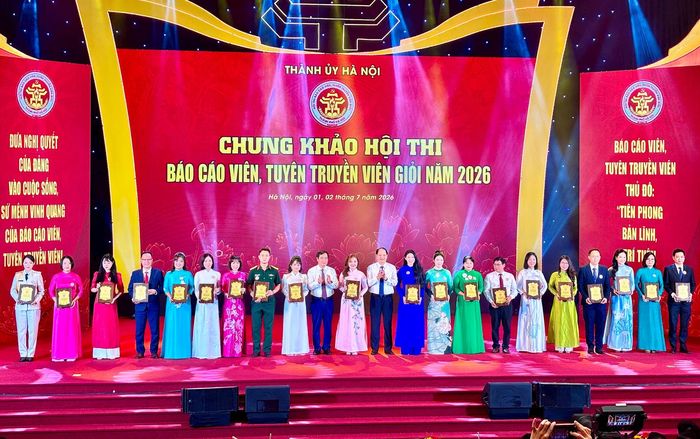 Phó Trưởng ban Tuyên giáo và Dân vận Trung ương Phan Xuân Thủy và Trưởng ban Tuyên giáo và Dân vận Thành ủy Hà Nội Nguyễn Doãn Toản trao biểu trưng cho 20 thí sinh. Ảnh: PN