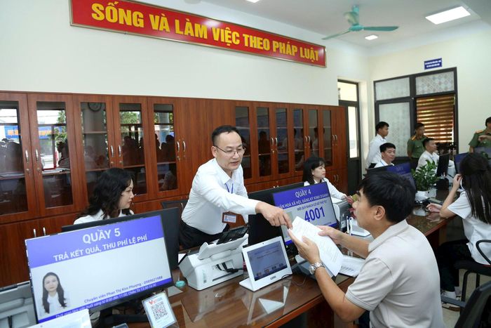 Bộ máy chính quyền địa phương hai cấp trên địa bàn Thủ đô ngày càng phục vụ tốt hơn người dân, doanh nghiệp. Ảnh: Phạm Hùng