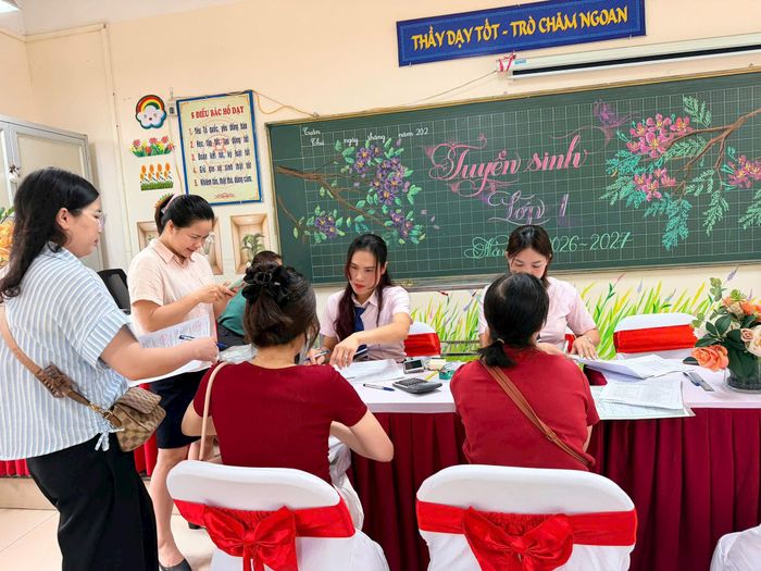 Trường Tiểu học Nam Trung Yên (phường Yên Hòa) hỗ trợ phụ huynh đăng ký tuyển sinh năm học 2026-2027. Ảnh: CTV