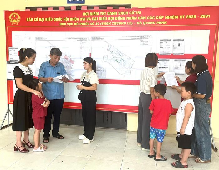 Người dân xã Quang Minh xem thông tin tuyển sinh đầu cấp. Ảnh: Lê Nguyễn