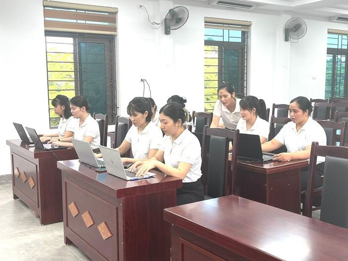 Giáo viên Trường Mầm non Đại Thịnh B (xã Quang Minh) rà soát hệ thống, sẵn sàng hỗ trợ phụ huynh đăng ký tuyển sinh. Ảnh: Lê Nguyễn
