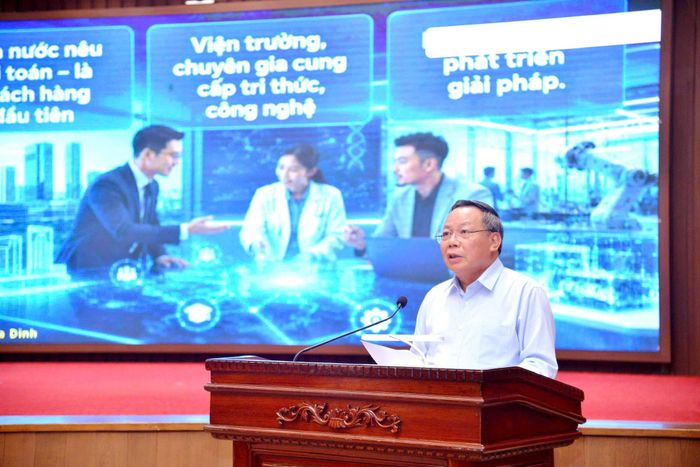 Phó Bí thư Thành ủy Hà Nội Nguyễn Văn Phong trình bày tham luận ở hội nghị tại điểm cầu Thành ủy Hà Nội. Ảnh: Viết Thành