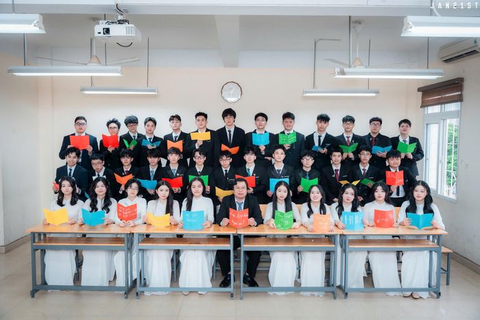 Hương Giang cùng thầy chủ nhiệm và bạn bè lớp 12 toán 1 Trường THPT chuyên Đại học Sư phạm. Ảnh: CSP
