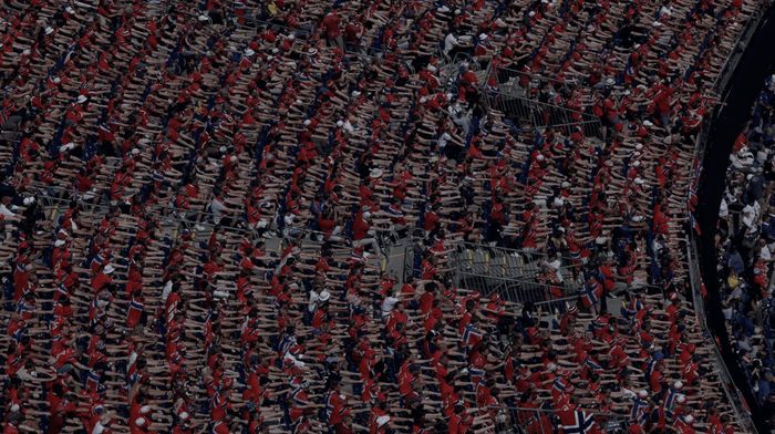 Các cổ động viên đội tuyển Na Uy thực hiện màn cổ vũ "Viking Row". Ảnh: FIFA