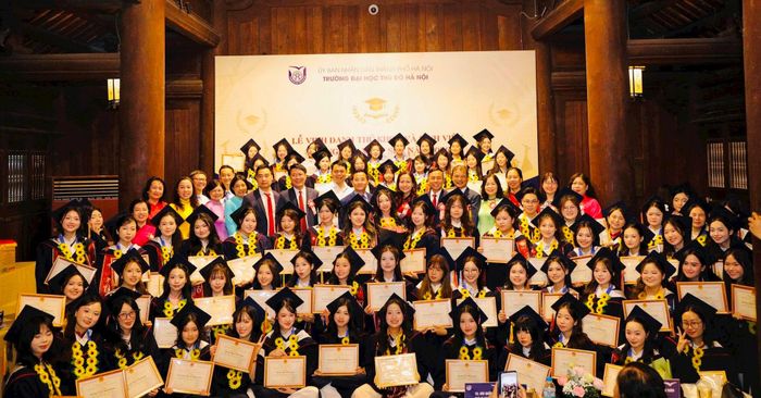 Các đại biểu, thầy cô chụp hình lưu niệm với các sinh viên xuất sắc. Ảnh: ND