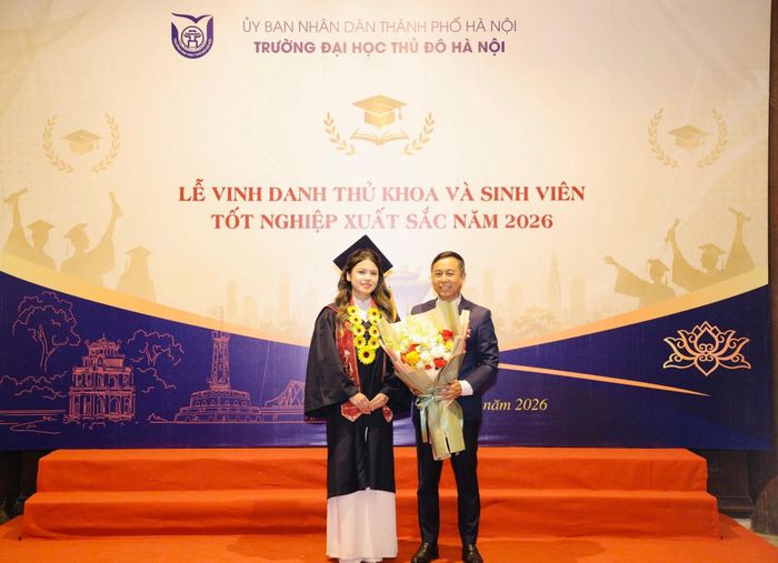 Hiệu trưởng Trường Đại học Thủ đô Hà Nội nhận hoa tri ân từ thủ khoa toàn khóa - sinh viên Trần Minh Ngọc. Ảnh: ND