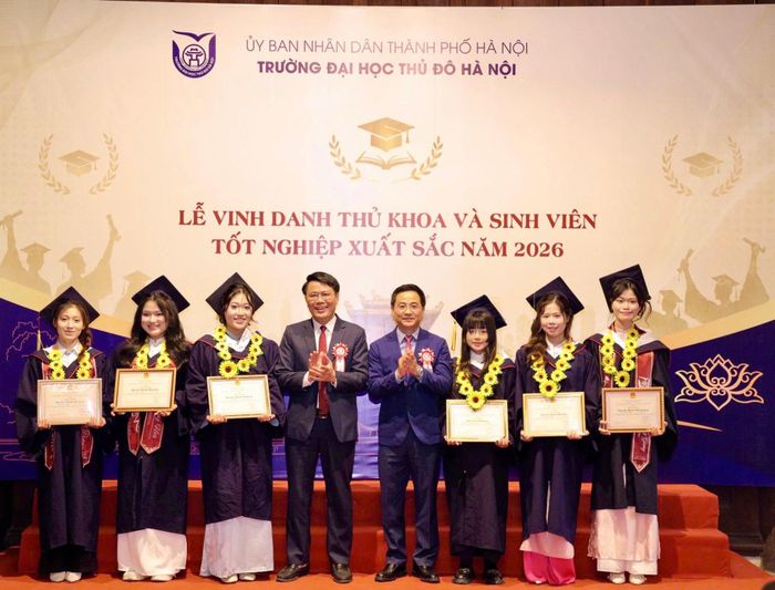 Đại diện lãnh đạo Trường Đại học Thủ đô Hà Nội trao giấy khen, vinh danh các sinh viên xuất sắc. Ảnh: ND