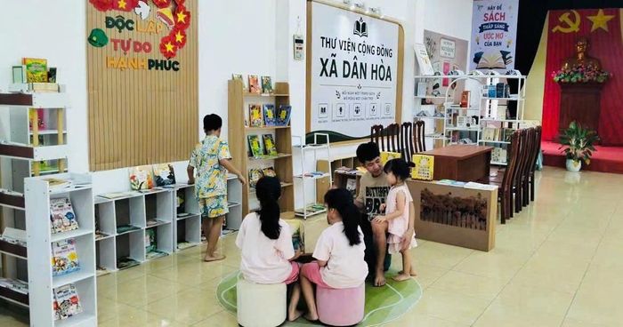 Thư viện cộng đồng xã Dân Hòa thu hút các em thiếu nhi, học sinh và phụ huynh đến đọc sách. Ảnh: DH