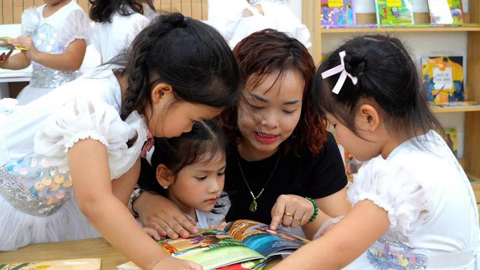 Thư viện trở thành “điểm hẹn” của các em nhỏ trong mùa hè năm nay. Ảnh: DH