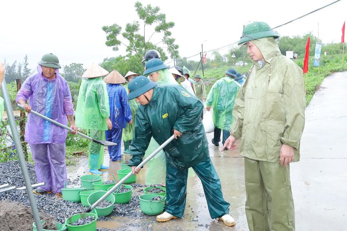 Phó Chủ tịch UBND xã Bất Bạt Hứa Bá Trình trực tiếp chỉ đạo buổi diễn tập thực hành xử lý các tình huống thiên tai năm 2025. Ảnh: Kim Nhuệ