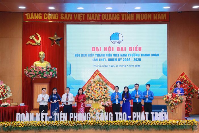 Lãnh đạo phường Thanh Xuân tặng hoa chúc mừng Đại hội Hội Liên hiệp Thanh niên Việt Nam phường lần thứ I. Ảnh: Tùng Lâm