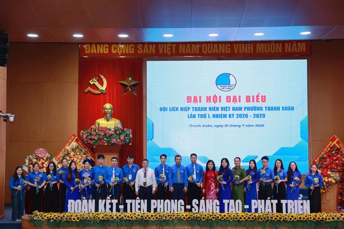 Đại diện Hội Liên hiệp Thanh niên Việt Nam thành phố Hà Nội và lãnh đạo phường Thanh Xuân trao hoa chúc mừng Ủy ban Hội Liên hiệp Thanh niên Việt Nam phường Thanh Xuân khóa I. Ảnh: Tùng Lâm