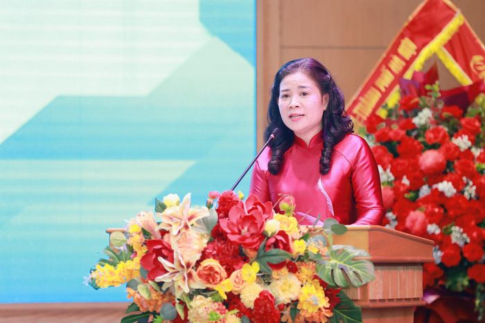 Phó Bí thư Thường trực Đảng ủy phường Thanh Xuân Trần Thị Thu Hà phát biểu tại Đại hội. Ảnh: Tùng Lâm