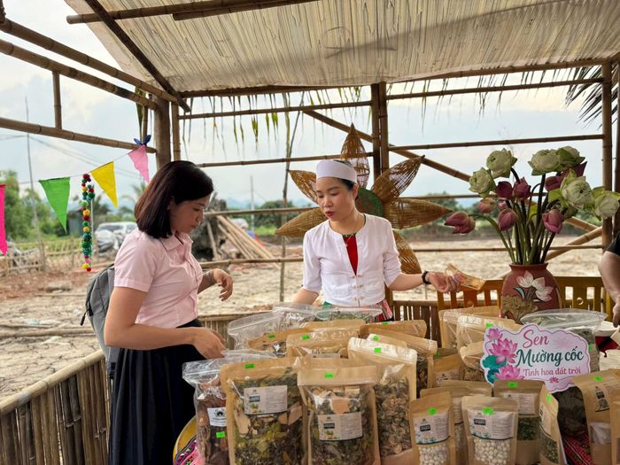 Du khách tìm hiểu sản phẩm OCOP tại Mường Cốc. Ảnh: Hoàng Quyên