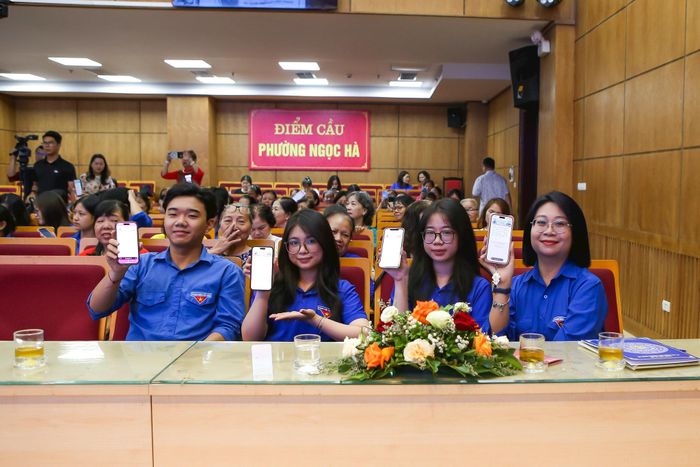 Ra mắt bản cam kết điện tử của Thanh niên phường Ngọc Hà với nội dung "Chung tay xây dựng gia đình hạnh phúc, nâng cao chất lượng dân số". Ảnh: Duy Khánh