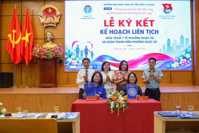 Lễ ký kết giữa Trạm Y tế và tổ chức Đoàn Thanh niên trong việc chăm sóc sức khỏe, nâng cao chất lượng dân số cho thế hệ trẻ phường Ngọc Hà. Ảnh: Duy Khánh