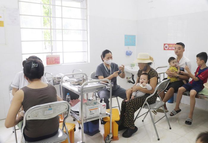 Trạm Y tế phường Đông Ngạc đã chủ động huy động tối đa nguồn lực, lồng ghép linh hoạt các chương trình chăm sóc sức khỏe ban đầu. Ảnh: Trần Thảo