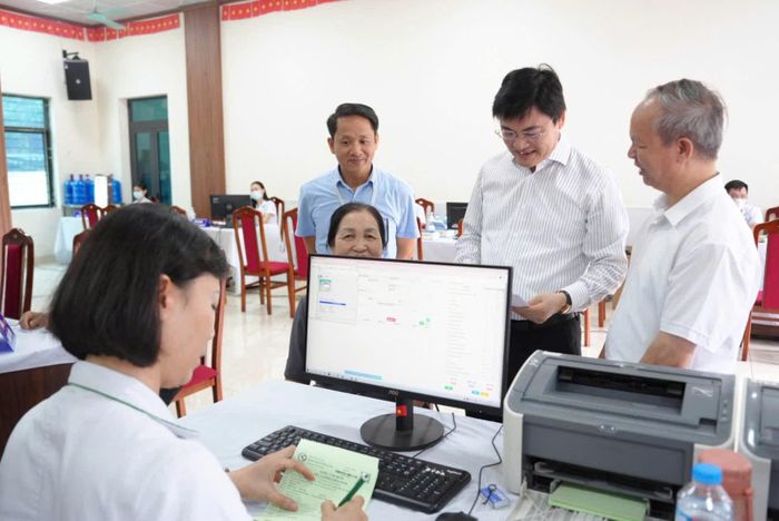 Giám đốc Sở Y tế Hà Nội Nguyễn Trọng Diện kiểm tra thực tế công tác khám sức khỏe cho người dân xã Vĩnh Thanh tại điểm khám bệnh Nhà văn hóa thôn Cổ Điển, xã Vĩnh Thanh. Ảnh: Sở Y tế Hà Nội
