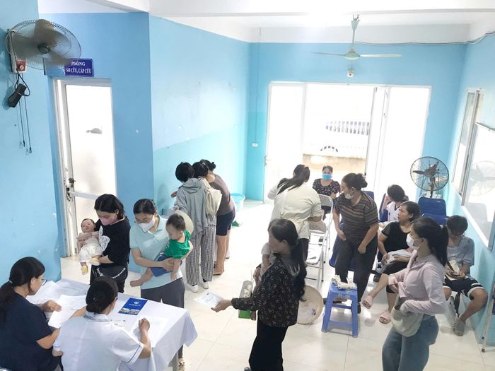 Nhiều người dân đưa trẻ đến Trạm Y tế phường Đông Ngạc để được khám sức khỏe và tiêm chủng miễn phí. Ảnh: Trạm Y tế phường Đông Ngạc