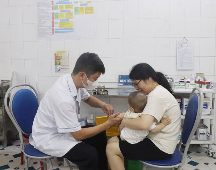 Trẻ được tiêm chủng miễn phí tại Điểm Y tế Cổ Nhuế 2, phường Đông Ngạc. Ảnh: Trần Thảo