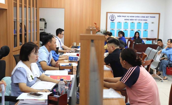 Người dân xã Bát Tràng đến thực hiện các thủ tục hành chính được phục vụ tận tình, chu đáo. Ảnh: Phương Lộc
