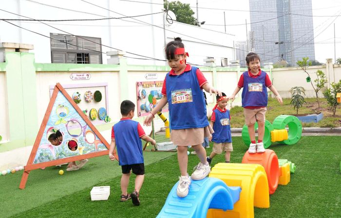 Trẻ em ở Bát Tràng được vui chơi với những hoạt động lành mạnh, bổ ích. Ảnh: Phương Lộc