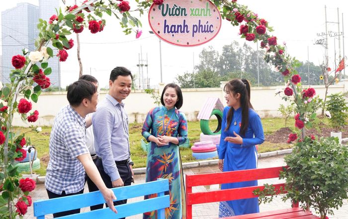 Các tổ chức hội, đoàn thể xã Bát Tràng thực hiện nhiều công trình sân chơi, vườn xanh..., góp phần làm đẹp cảnh quan môi trường, nâng cao đời sống tinh thần cho người dân. Ảnh: Phương Lộc
