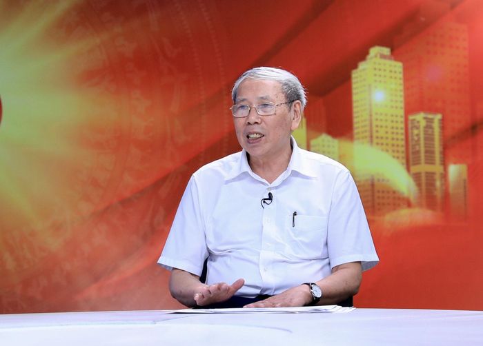 GS.TS Hoàng Xuân Cơ trao đổi tại chương trình. Ảnh: Quang Thái