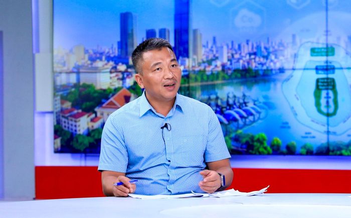 Phó trưởng Phòng Quản lý Kết cấu hạ tầng giao thông (Sở Xây dựng Hà Nội) Lương Đức Thắng trao đổi tại chương trình. Ảnh: Quang Thái