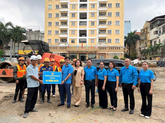 Đồng chí Nguyễn Văn Thắng, Chủ tịch Liên đoàn Lao động thành phố Hà Nội đến công trường thăm, động viên và trao nước uống cho đoàn viên, người lao động. Ảnh: PV