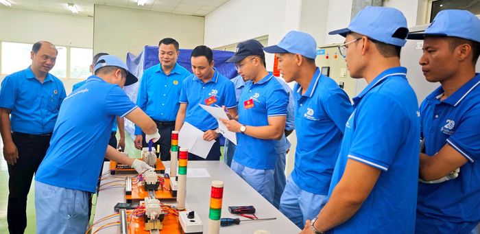 Lãnh đạo Công đoàn Các Khu Công nghệ cao và Khu Công nghiệp Hà Nội nắm bắt tình hình hoạt động ở cơ sở. Ảnh: Hải Hà