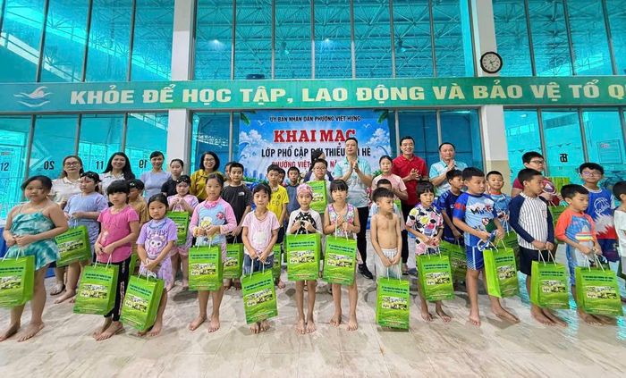 Ban Tổ chức tặng quà cho các cháu học sinh tham dư khóa học. Ảnh: PV