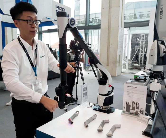 Doanh nghiệp giới thiệu sản phẩm tại Hội chợ Công nghiệp hỗ trợ thành phố Hà Nội do Sở Công Thương Hà Nội tổ chức. Ảnh: Hoài Nam 