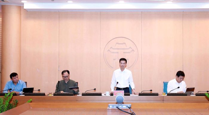 Phó Chủ tịch UBND thành phố Hà Nội Bùi Duy Cường phát biểu tại cuộc họp. Ảnh: Hồng Thái