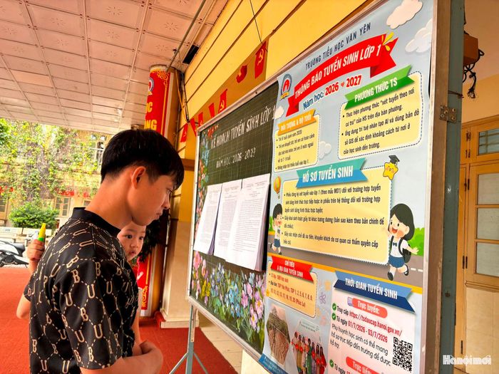 Trường Tiểu học Văn Yên hướng dẫn phụ huynh chi tiết các bước tuyển sinh trực tuyến bằng bản đồ số GIS. Ảnh: NM