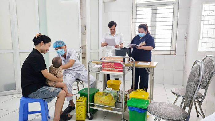 Khám sức khỏe cho trẻ em. Ảnh: Nga Nguyễn