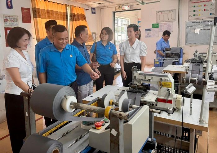 Lãnh đạo Công đoàn phường Ô Chợ Dừa khảo sát tình hình sản xuất, nắm bắt đời sống, việc làm của người lao động tại doanh nghiệp trên địa bàn.