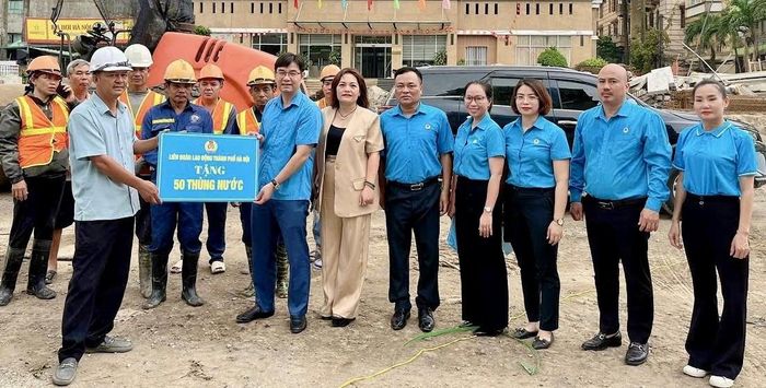 Chủ tịch Liên đoàn Lao động thành phố Hà Nội Nguyễn Văn Thắng cùng lãnh đạo phường Ô Chợ Dừa và Công đoàn phường trao tặng 50 thùng nước cho công nhân thi công Dự án đường Vành đai 1 (đoạn Hoàng Cầu - Láng Hạ).