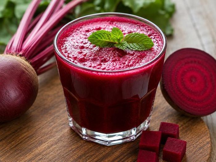 Nước ép có sắc đỏ tím ấn tượng, có vị ngọt thanh kết hợp cùng với mùi thơm nồng của rau húng quế.