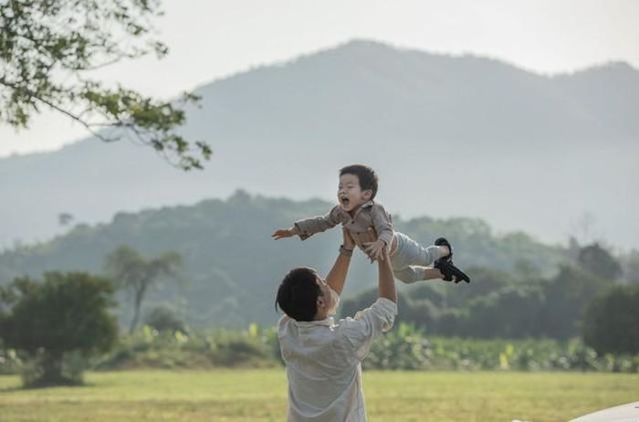 Một cậu bé được rèn luyện sẽ dần trở nên bản lĩnh, biết chịu trách nhiệm với bản thân và gia đình, đồng thời giữ được sự bình tĩnh trước những biến cố của cuộc sống. Ảnh minh họa