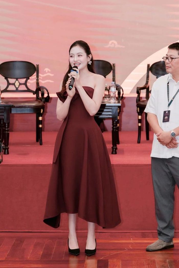 Diễn viên Thùy Anh khi trả lời truyền thông về sự nghiệp của mình.