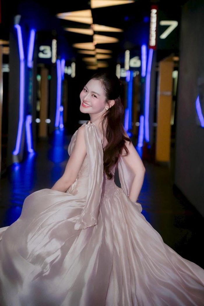 Thùy Anh rạng rỡ trong lễ trao giải điện ảnh ở Đà Nẵng.